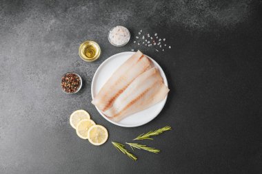 Baharatlı, limonlu ve biberiyeli ham pollock fileto.