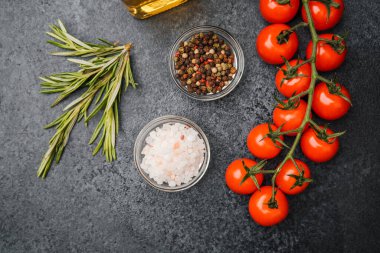 Koyu arkaplanda kiraz domatesli, biberiyeli pembe himalaya tuzu.