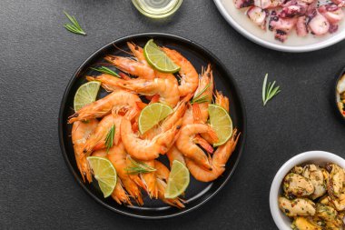 Lokanta veya yemek konsepti için deniz ürünleri aperatifleri tabağı karides ve ahtapotla bezenmiş.