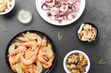 Karides, ahtapot, midye ve zeytinli deniz ürünleri tabağı tapas veya akşam yemeği paylaşım konsepti