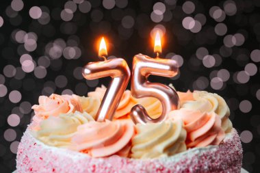 Güzel dekore edilmiş bir pasta, bir dönüm noktasını pembe kremayla kutlar..