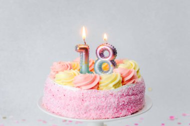 Doğum günü için kremalı ve mumlu güzel pembe bir pasta..