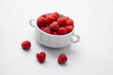 Atıştırmalık ya da kahvaltı konsepti için bir kase taze ahududu.