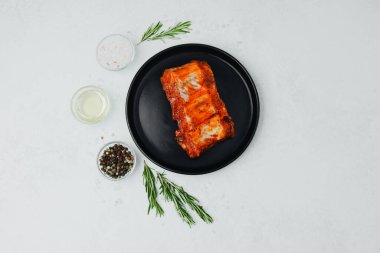 Baharatlı domuz pirzolası ve baharatlı ve otlu.