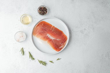 Biberiye ve tuzlu beyaz tabakta jambon dilimleri.