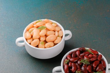 Vejetaryen beslenme, beslenme ya da protein konsepti için dokuma masasında iki çeşit pişmiş fasulye.