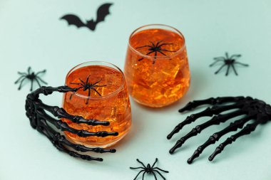 İskelet ellerinde buz ve örümcek süslemeleri olan Cadılar Bayramı içeceği.