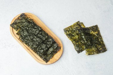 Tahta tepside istiflenmiş çıtır yosun manzarası