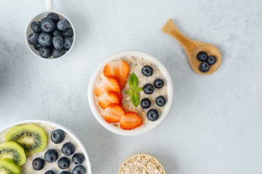 Naneli ve yulaflı çilekli yulaf ezmesi kasesi.