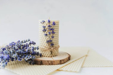 Balmumu mumla ahşap dilimlenmiş lavanta buketi ve balmumu çarşaflarla