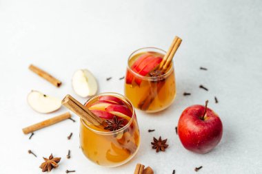 Tarçın çubuklu sıcak elma suyu, yıldız anason, karanfil ve elma dilimleri.