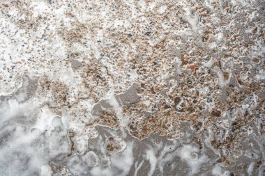 Köpük deseni ıslak zemin yüzeyine doğal soyut çizgiler ve akan beyaz dokuyla yayılır.