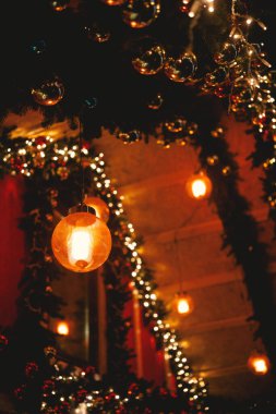 Sıcak noel ışıkları ve mücevherleri yeşil köknar dallarından sarkıyor ve neşeli bir hava yaratıyor..