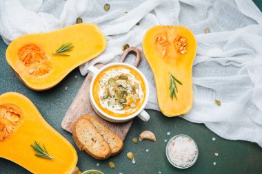Kabak çekirdeği ve otlu kabak çorbası, masada yemeye hazır.