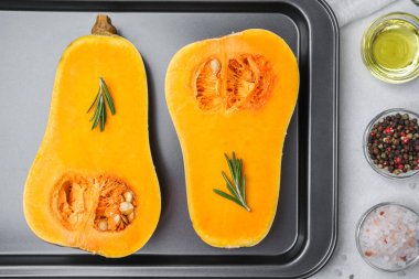 Biberiye, yağ, tuz ve biber soslu kabak kabağı..