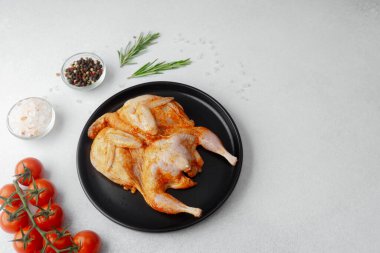 Domates, tuz, biber ve bitkilerle marine edilmiş bıldırcın.