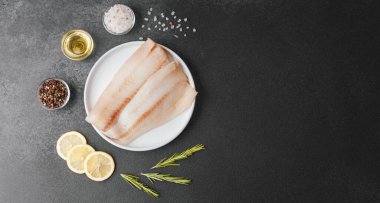 Baharatlı, limonlu ve biberiyeli ham pollock fileto.