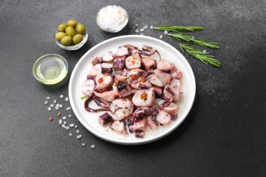 Ahtapot parçaları salata hazırlama ya da sağlıklı öğle yemeği konsepti için beyaz kâseye konur.