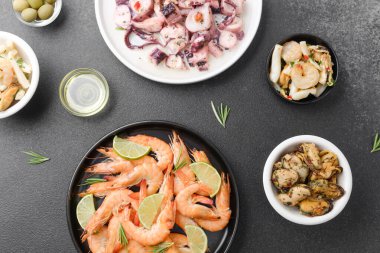 Karides, ahtapot, midye ve zeytinli deniz ürünleri tabağı tapas veya akşam yemeği paylaşım konsepti