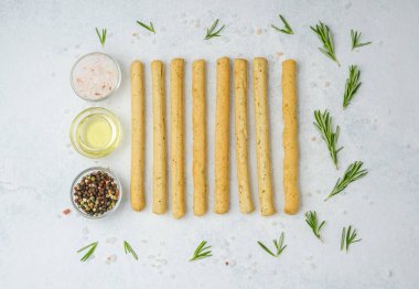 Beyaz arka planda bitki ve baharatlı ekmek çubukları