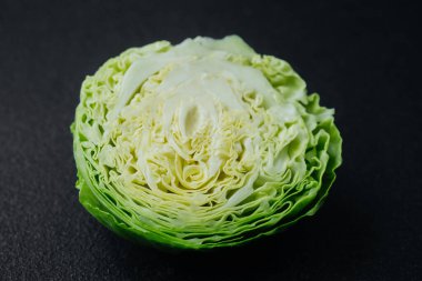 Siyah yüzeyde yarım lahana deseni var.