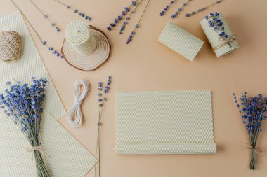 Balmumu mumu ve bal peteği yapraklı lavanta ve bej arkaplan.