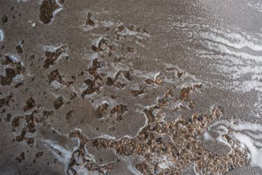 Köpük deseni ıslak zemin yüzeyine doğal soyut çizgiler ve akan beyaz dokuyla yayılır.