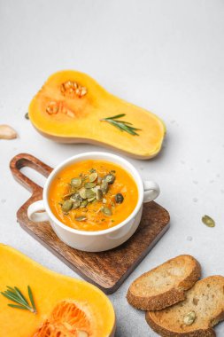 Tahtaya tohum, biberiye ve ekmek konmuş kabak çorbası.