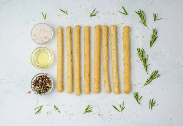 Beyaz arka planda bitki ve baharatlı ekmek çubukları