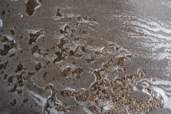 Köpük deseni ıslak zemin yüzeyine doğal soyut çizgiler ve akan beyaz dokuyla yayılır.