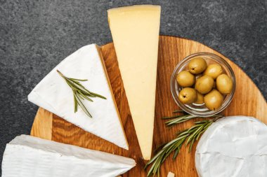 Zeytin ve biberiyeli peynirli dilimler harika bir ziyafet yaratır..