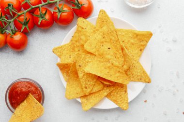 Salsa kasesinde cips ve taze domatesli çıtır cips.