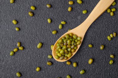 Siyah Sırtüstü Kaşık Yeşil Mung Fasulyesi