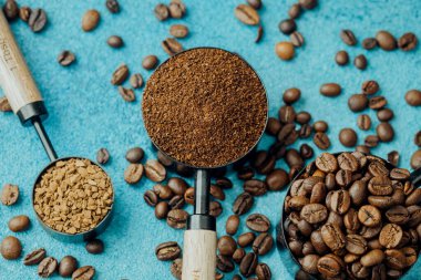 Kahve, kahve ve fasulye, mavi arka planda.