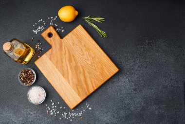 Limon ve otlar gibi taze malzemeler ahşap kesme tahtasında pişirilmeye hazır..