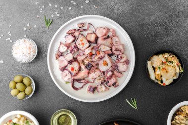 Karides, ahtapot, midye ve zeytinli deniz ürünleri tabağı tapas veya akşam yemeği paylaşım konsepti