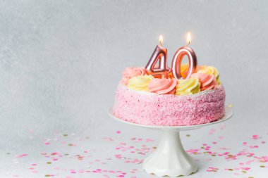Mumlu pembe pasta 40. yaş gününün dönüm noktasıdır..