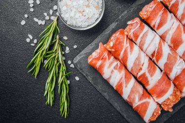 Jambona sarılmış sosis siyah tahta ve baharatlı.