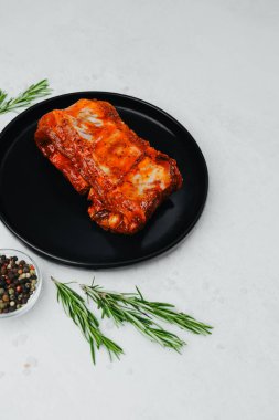 Baharatlı domuz pirzolası ve baharatlı ve otlu.