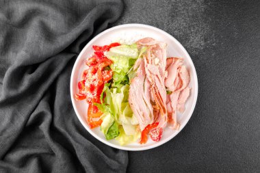 Protein yemeği, diyet yemeği veya fitness yaşam tarzı konsepti için kiraz domatesli, peynirli, biberli ve hindili beyaz kase salatası.