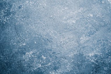 Yıpranmış dokusu ve benekli desenli Grunge mavisi alçı duvar.