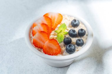 Çilekli yulaf ezmesi ve nane yaprağı.