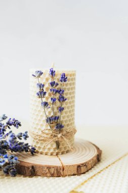 Balmumu mumla ahşap dilimlenmiş lavanta buketi ve balmumu çarşaflarla