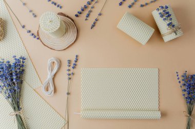 Balmumu mumu ve bal peteği yapraklı lavanta ve bej arkaplan.