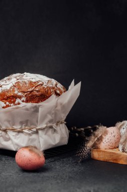 Pudra şekeri ve pastel yumurtalı Paskalya pastası. Tatil fırını ve dekor konsepti.