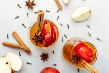 Tarçın çubuklu sıcak elma şarabı, yıldız anason, karanfil ve elma dilimleri.