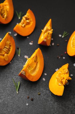 Çekirdekli portakal kabağı kamaları, biberiye filizi ve koyu renkli baharatlar.