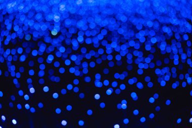 Soyut mavi bokeh ışıkları arka plan, odak dışı parlayan noktalar karanlık gece arkaplanı