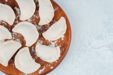 Hamur köfteleri ahşap bir tabağa düzgünce yerleştirilir..