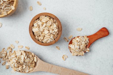 Yulaflar kaseler ve kaşıklar halinde dizilir, doğal yemek hazırlıkları sergilenir..